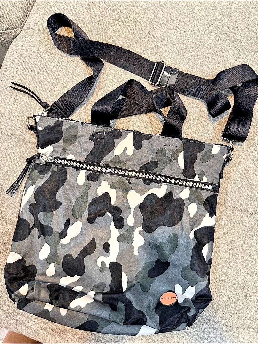 shortyLOVE Wonder Large Crossbody Bag - Gray & Black Camo